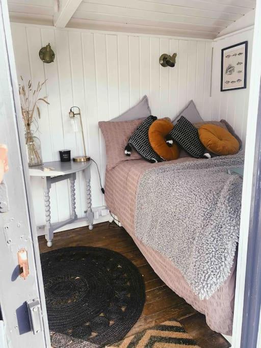 Shepherds Hut With Alpaca Views Holiday home Westbourne (Hampshire)