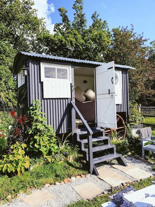 Holiday home Shepherds Hut With Alpaca Views *